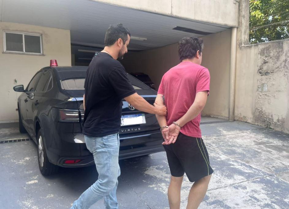 A imagem em destaque mostra o suspeito preso pela Polícia Civil.